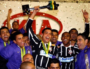 Ronaldo levanta o trofeu da Copa do Brasil de 2009
