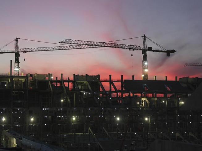 As luzes mostram que as obras continuam mesmo durante a noite