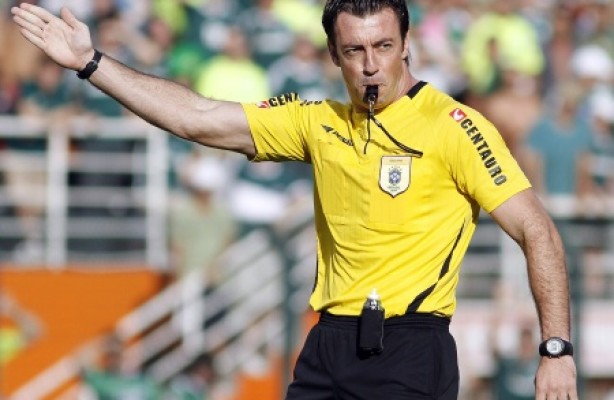 Raphael Claus apita terceiro dérbi seguido no novo estádio do Palmeiras
