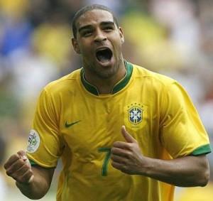 Adriano pode acertar vinda para Corinthians
