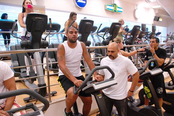Adriano se exercita em academia no Rio de Janeiro e diz que est 'leve'