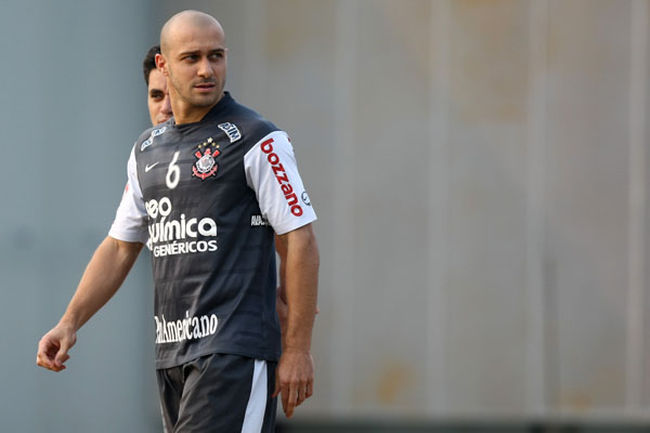 Alessandro renova contrato com o Corinthians