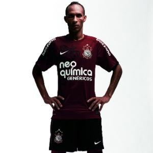 Corinthians se anima com sucesso de vendas da grená e já pensa na 3ª camisa de 2