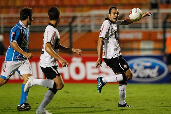 Corinthians supera pnalti perdido e vence com gol nos acrscimos