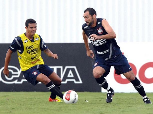 Danilo acompanha treino dos reservas e brinca com filho