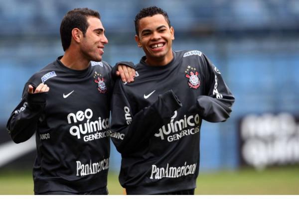 Dentinho e Bruno Csar tentam taa no ltimo jogo pelo Corinthians