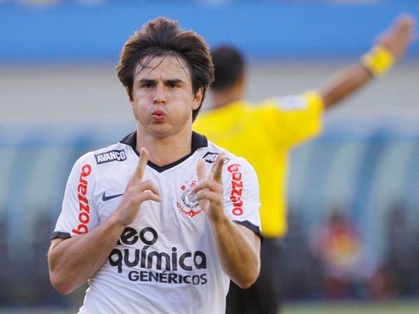 L&iacute;der Corinthians vence com gol de Willian