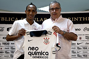 Liedson &eacute; apresentado no Tim&atilde;o