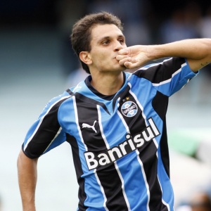 Na mira do Corinthians, Fbio Santos est fora do Grmio em 2011