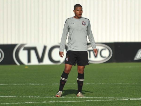 Observado por Tite, "clone de Adriano" sonha jogar no Corinthians