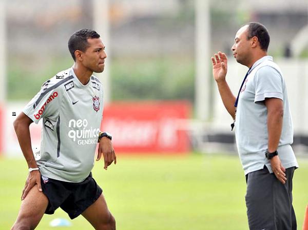 Tite conversa com preparador f&iacute;sico para pegar pesado