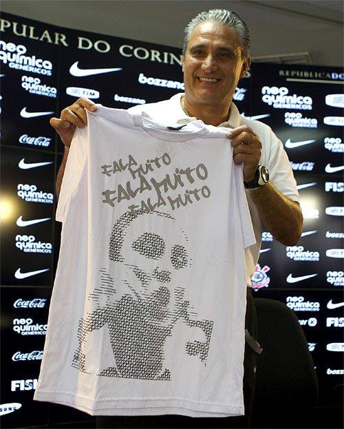 Tite recebe camisa com sua frase mais famosa de 2011: Faaala Muito!!
