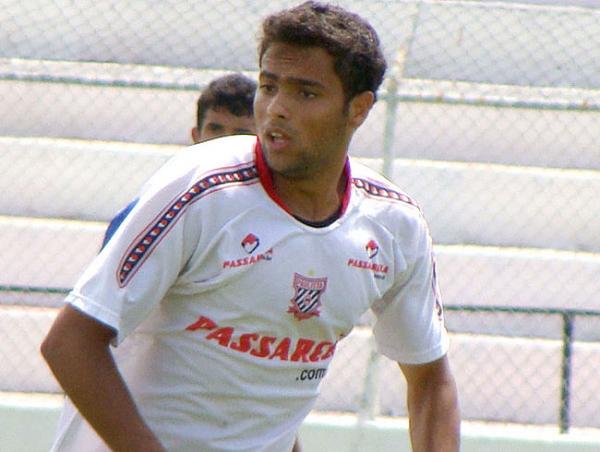 Urgente: precisa-se de um lateral-direito