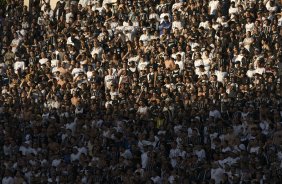 SP - CORINTHIANS/SP X ATLETICO PARANAENSE/PR - ESPORTES - Os jogadores durante partida vlida pelo Segundo Turno do Campeonato Brasileiro de 2007, realizada no Pacaembu, na zona oeste de So Paulo, neste domingo a tarde