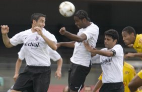 SP - CORINTHIANS X MIRASSOL - ESPORTES - Os jogadores Chico(e) Lima(c) e William, durante partida vlida pelo Campeonato Paulista 2008, primeiro turno, realizada no estdio do Morumbi, neste sbado a tarde