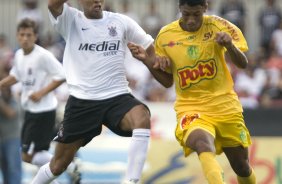 SP - CORINTHIANS X MIRASSOL - ESPORTES - Os jogadores Andr Santos e Leo Mineiro, durante partida vlida pelo Campeonato Paulista 2008, primeiro turno, realizada no estdio do Morumbi, neste sbado a tarde