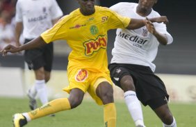 SP - CORINTHIANS X MIRASSOL - ESPORTES - Os jogadores Sandro Silva e Fabinho(d), durante partida vlida pelo Campeonato Paulista 2008, primeiro turno, realizada no estdio do Morumbi, neste sbado a tarde