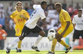 SP - CORINTHIANS X MIRASSOL - ESPORTES - Os jogadores Xuxa(e) Fabinho e Julio Cesar(d), durante partida vlida pelo Campeonato Paulista 2008, primeiro turno, realizada no estdio do Morumbi, neste sbado a tarde