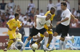 SP - CORINTHIANS X MIRASSOL - ESPORTES - Os jogadores Anderson Lobao, com  esparadrapo no rosto, e Acosta, durante