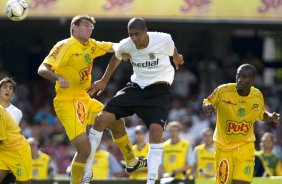 SP - CORINTHIANS X MIRASSOL - ESPORTES - Os jogadores Anderson Lobao, com esparadrapo no rosto, e Acosta, durante partida vlida pelo Campeonato Paulista 2008, primeiro turno, realizada no estdio do Morumbi, neste sbado a tarde