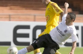 SP - CORINTHIANS X MIRASSOL - ESPORTES - Os jogadores Anderson Lobao(e) e Chico, durante partida vlida pelo Campeonato Paulista 2008, primeiro turno, realizada no estdio do Morumbi, neste sbado a tarde