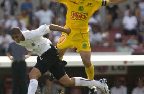 SP - CORINTHIANS X MIRASSOL - ESPORTES - Os jogadores Acosta e Andr Turatto(d), durante partida vlida pelo Campeonato Paulista 2008, primeiro turno, realizada no estdio do Morumbi, neste sbado a tarde