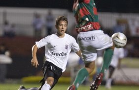 Campeonato Brasileiro de 2008, 1o. turno; Corinthians x Portuguesa; Na foto, o(s) jogador(es) Everton Ribeiro e Bruno Rodrigo, de costas,disputando um lance durante a partida; estdio do Morumbi, zona sul de So Paulo