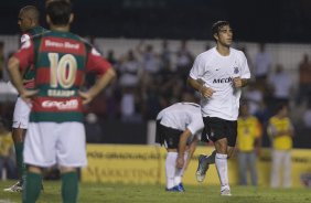 Campeonato Brasileiro de 2008, 1o. turno; Corinthians x Portuguesa; Na foto, o(s) jogador(es) Herrera comemora seu com com (10) Rai, de costas durante a partida; estdio do Morumbi, zona sul de So Paulo