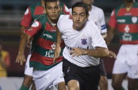 Campeonato Brasileiro de 2008, 1o. turno; Corinthians x Portuguesa; Na foto, o(s) jogador(es) Chico e Bruno Recife, atras, disputando um lance durante a partida; estdio do Morumbi, zona sul de So Paulo