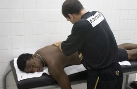 Campeonato Brasileiro de 2008, 1o. turno; Corinthians x Portuguesa; Na foto, o(s) jogador(es) Felipe, goleiro, fazendo massagem antes da partida; estdio do Morumbi, zona sul de So Paulo