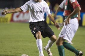 Campeonato Brasileiro de 2008, 1o. turno; Corinthians x Portuguesa; Na foto, o(s) jogador(es) Chico e Osmar(d) disputando um lance durante a partida; estdio do Morumbi, zona sul de So Paulo