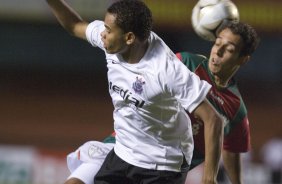 Campeonato Brasileiro de 2008, 1o. turno; Corinthians x Portuguesa; Na foto, o(s) jogador(es) Dentinho e Rai(d) disputando um lance durante a partida; estdio do Morumbi, zona sul de So Paulo