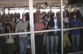 CORINTHIANS - TREINO - Torcedores aguardam a chegada do time do Corinthians ao aeroporto da cidade de Campo Grande. O time se prepara para o jogo amistoso contra o Cene de Mato Grosso do Sul, amanhã, dia 26/04, sábado, em Campo Grande
