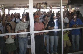 CORINTHIANS - TREINO - Torcedores aguardam a chegada do time do Corinthians ao aeroporto da cidade de Campo Grande. O time se prepara para o jogo amistoso contra o Cene de Mato Grosso do Sul, amanh, dia 26/04, sbado, em Campo Grande