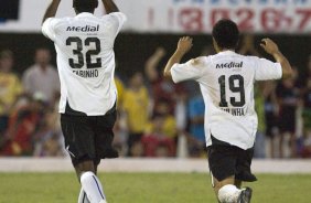 Fabinho (e) e Lulinha correm para comemorar o segundo gol do Corinthians, durante partida amistosa, realizada no estdio Moreno, em Campo Grande, Mato Grosso do Sul, neste sbado a tarde