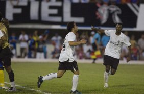 Lulinha corre para comemorar seu gol, o primeiro do Corinthians, com Fabinho(d), durante partida amistosa, realizada no estdio Moreno, em Campo Grande, Mato Grosso do Sul, neste sbado a tarde