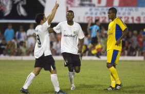 Lulinha(e) comemora seu gol com Fabinho(c), durante partida amistosa, realizada no estdio Moreno, em Campo Grande, Mato Grosso do Sul, neste sbado a tarde