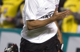 Andr Santos comemora terceiro gol do Corinthians, durante partida vlida pela Copa do Brasil, jogo de volta, realizada no estdio do Morumbi, zona Sul de So Paulo, nesta quarta-feira a noite