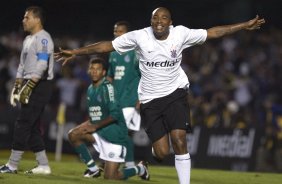Diogo Rincon comemora primeiro gol do Corinthians, durante partida vlida pela Copa do Brasil, jogo de volta, realizada no estdio do Morumbi, zona Sul de So Paulo, nesta quarta-feira a noite
