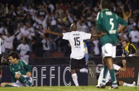 Diogo Rincon comemora segundo gol do Corinthians, durante partida vlida pela Copa do Brasil, jogo de volta, realizada no estdio do Morumbi, zona Sul de So Paulo, nesta quarta-feira a noite