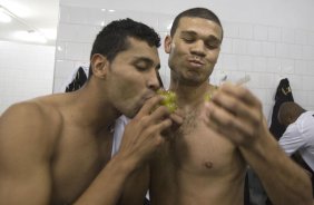 Andr Santos e Nilton(d) nos vestirios depois da partida vlida pela Copa do Brasil, jogo de volta, realizada no estdio do Morumbi, zona Sul de So Paulo, nesta quarta-feira a noite