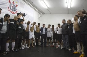 SP - CORINTHIANS/SP X GOIAS/GO- ESPORTES - Os jogadores, com o presidente André Sanchez, ao centro, nos vestiários depois da partida válida pela Copa do Brasil, jogo de volta, realizada no estádio do Morumbi, zona Sul de São Paulo, nesta quarta-feira a noite