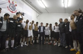 SP - CORINTHIANS/SP X GOIAS/GO- ESPORTES - Os jogadores, com o presidente Andr Sanchez, ao centro, nos vestirios depois da partida vlida pela Copa do Brasil, jogo de volta, realizada no estdio do Morumbi, zona Sul de So Paulo, nesta quarta-feira a noite