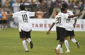 Douglas comemora seu gol, durante partida válida pelas quartas de final, jogo da volta, pela Copa do Brasil 2008, realizada no estádio Santa Cruz em Ribeirão Preto, interior de São Paulo, nesta terca-feira a noite