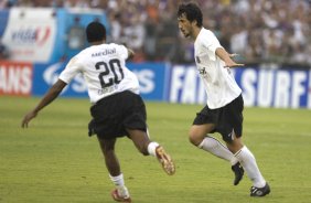 Douglas comemora seu gol, durante partida vlida pelas quartas de final, jogo da volta, pela Copa do Brasil 2008, realizada no estdio Santa Cruz em Ribeiro Preto, interior de So Paulo, nesta terca-feira a noite