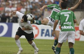 Pedro Paulo chuta a cabeca de Herrera, durante partida válida pela Segunda Divisao do Campeonato Brasileiro 2008, realizada no estádio Serejão/Serejão, em Taguatinga, Distrito Federal, neste sábado a tarde