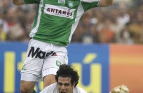 Pedro Paulo derruba Herrera, durante partida vlida pelas quartas de final, jogo da volta, pela Copa do Brasil 2008, realizada no estdio Santa Cruz em Ribeiro Preto, interior de So Paulo, nesta terca-feira a noite
