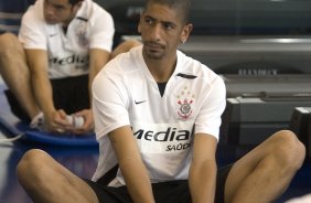 RJ - BOTAFOGO/RJ X CORINTHIANS/SP - ESPORTES - Acosta fez alongamento no hotel aonde o Corinthians esta concentrado antes da partida válida pelas semi-finais da Copa do Brasil 2008, partida de ida, realizada no estádio Engenhão/João Havelange, no Rio de Janeiro, nesta terca-feira a noite
