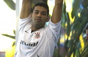 RJ - BOTAFOGO/RJ X CORINTHIANS/SP - ESPORTES - André Santos fez alongamento no hotel aonde o Corinthians esta concentrado antes da partida válida pelas semi-finais da Copa do Brasil 2008, partida de ida, realizada no estádio Engenhão/João Havelange, no Rio de Janeiro, nesta terca-feira a noite