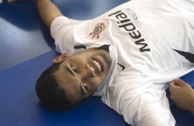 RJ - BOTAFOGO/RJ X CORINTHIANS/SP - ESPORTES - André Santos fez alongamento no hotel aonde o Corinthians esta concentrado antes da partida válida pelas semi-finais da Copa do Brasil 2008, partida de ida, realizada no estádio Engenhão/João Havelange, no Rio de Janeiro, nesta terca-feira a noite